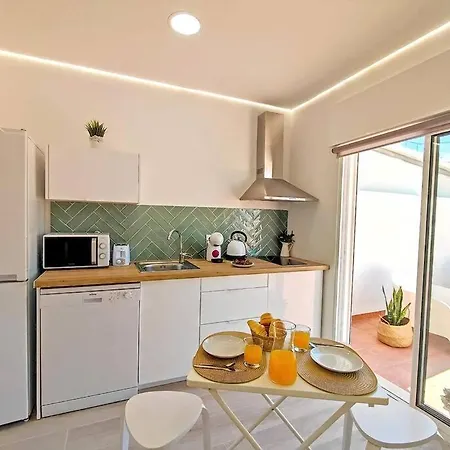 Lovely Terrace Apart. Downtown דירה *