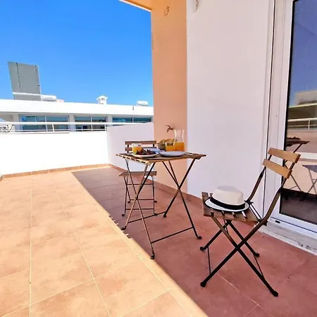 Lovely Terrace Apart. Downtown דירה