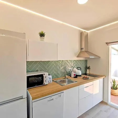 Lovely Terrace Apart. Downtown Apartment *